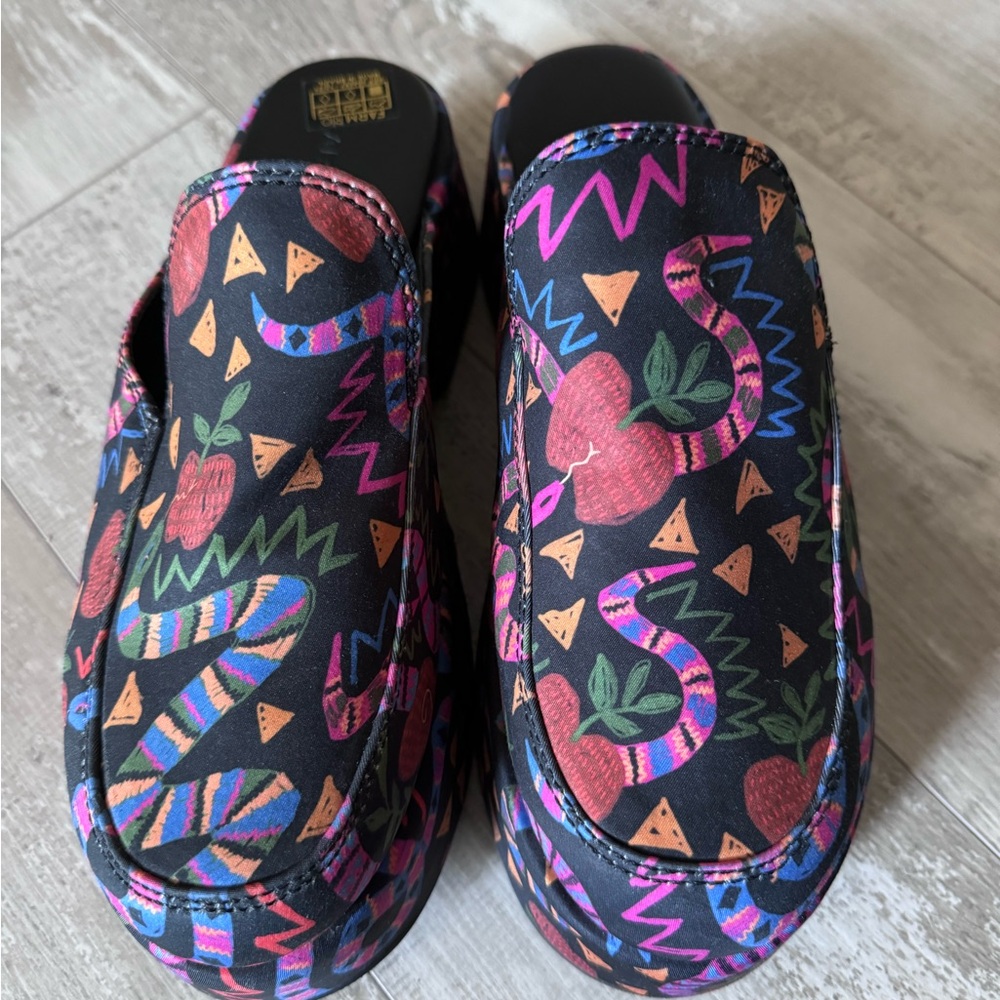 NWT FARM RIO Black Amazon Platform loafers. Size 10
